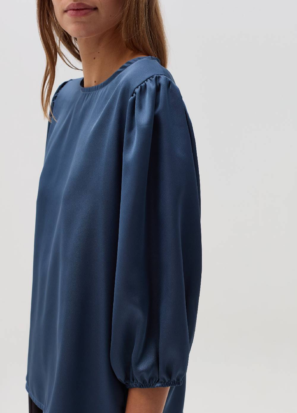 HYBRID Blusa in satin con maniche a sbuffo 2025
