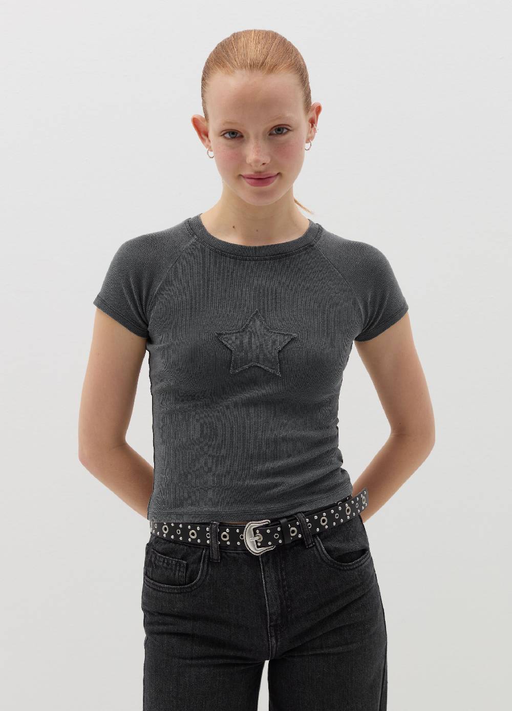 B. ANGEL T-shirt crop a costine con ricamo Convenienza
