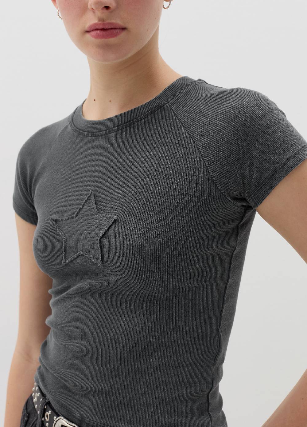 B. ANGEL T-shirt crop a costine con ricamo Convenienza