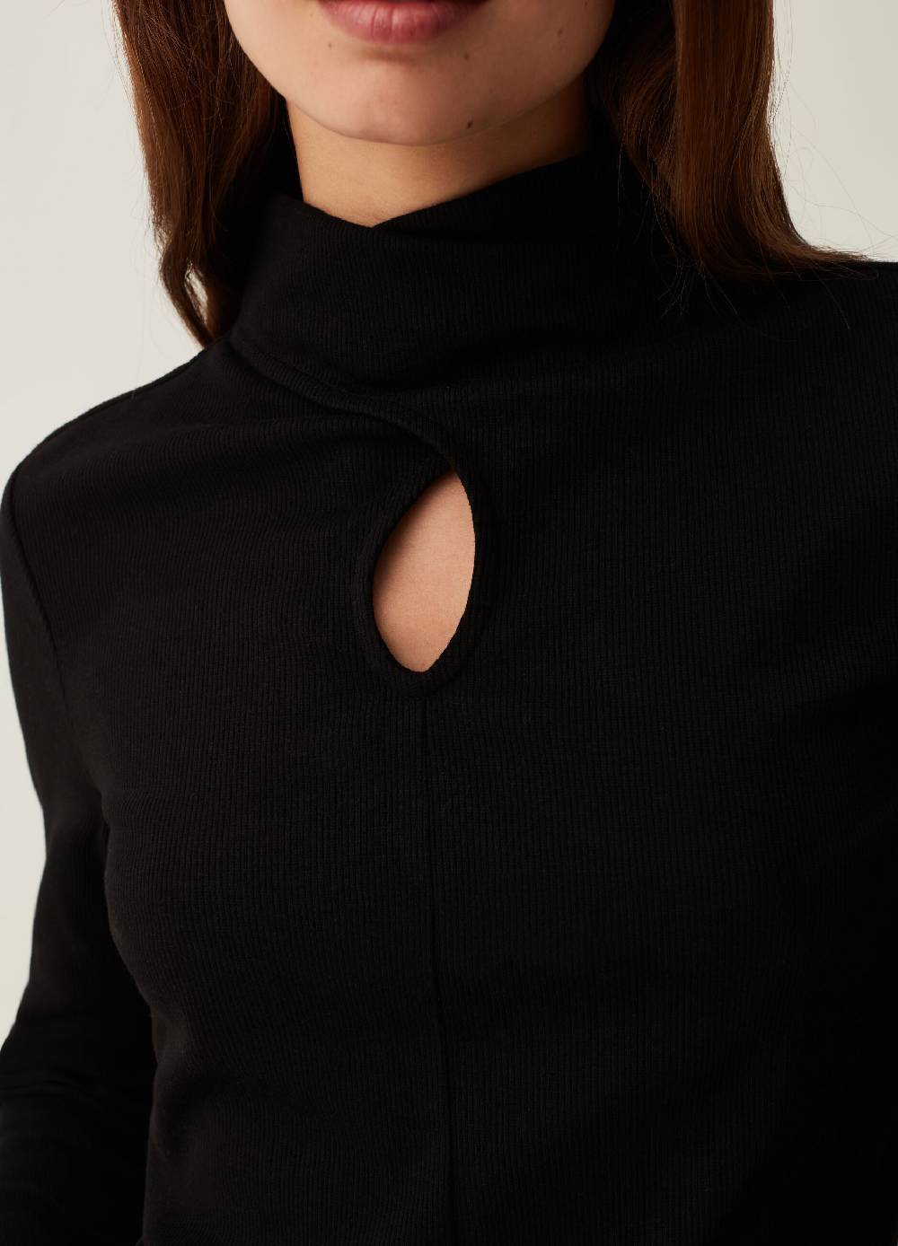OVS T-shirt mock neck con dettaglio cut out Acquista Ora