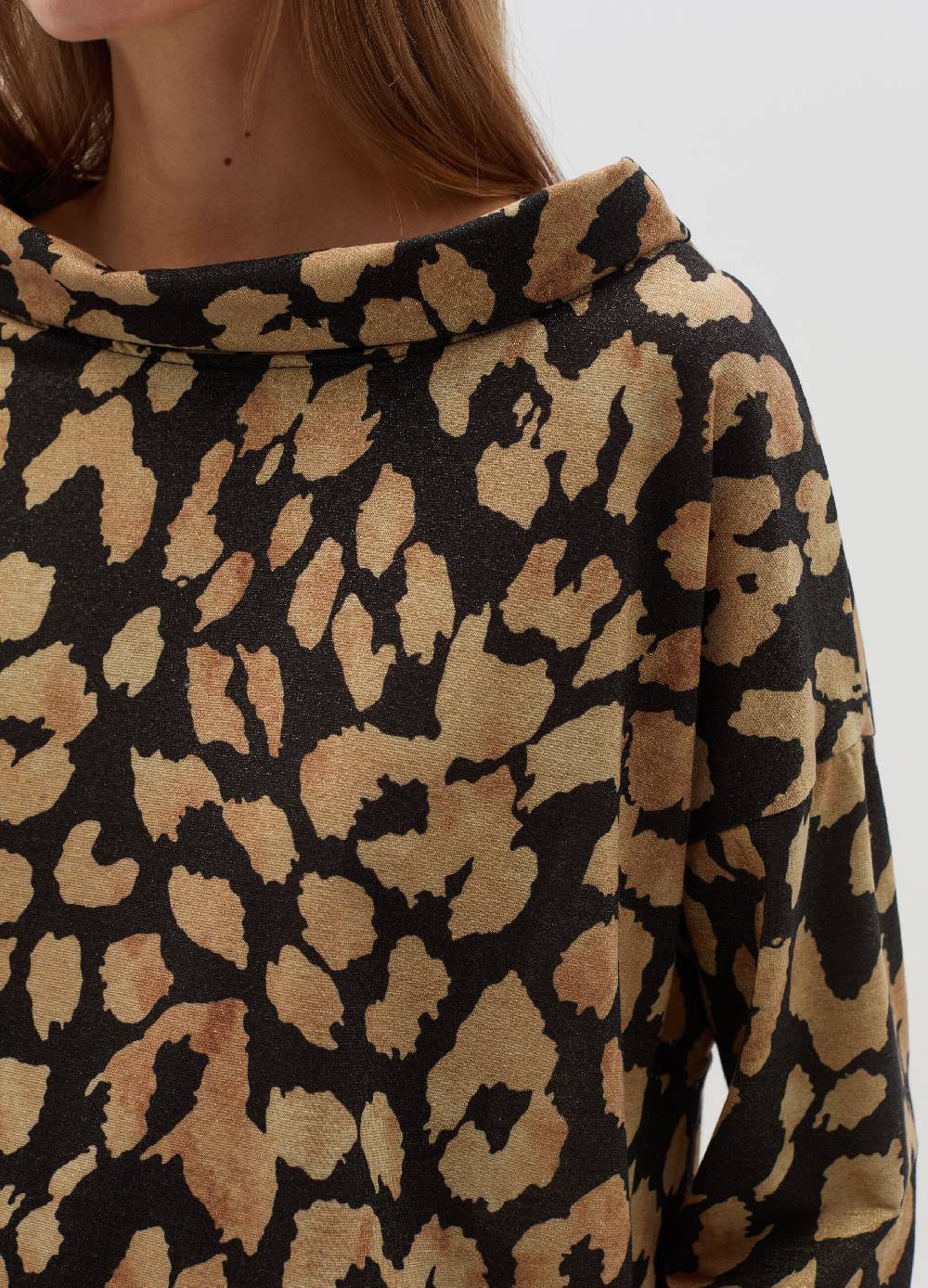 HYBRID Blusa animalier con scollo ad anello Presa