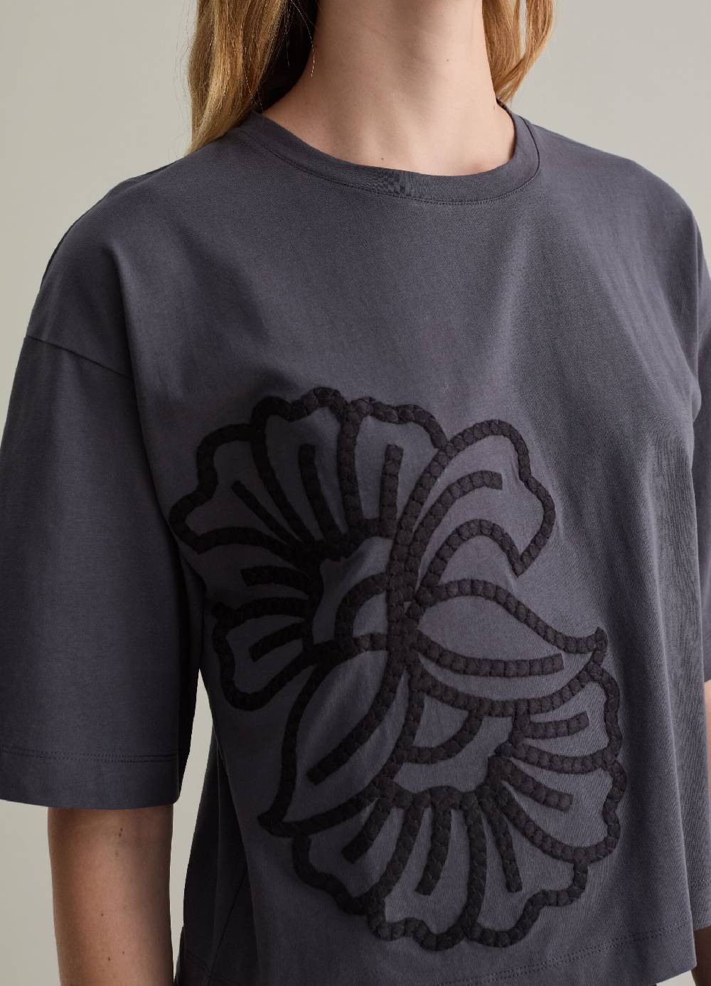 PIOMBO T-shirt over con ricamo floreale Offerta San Valentino