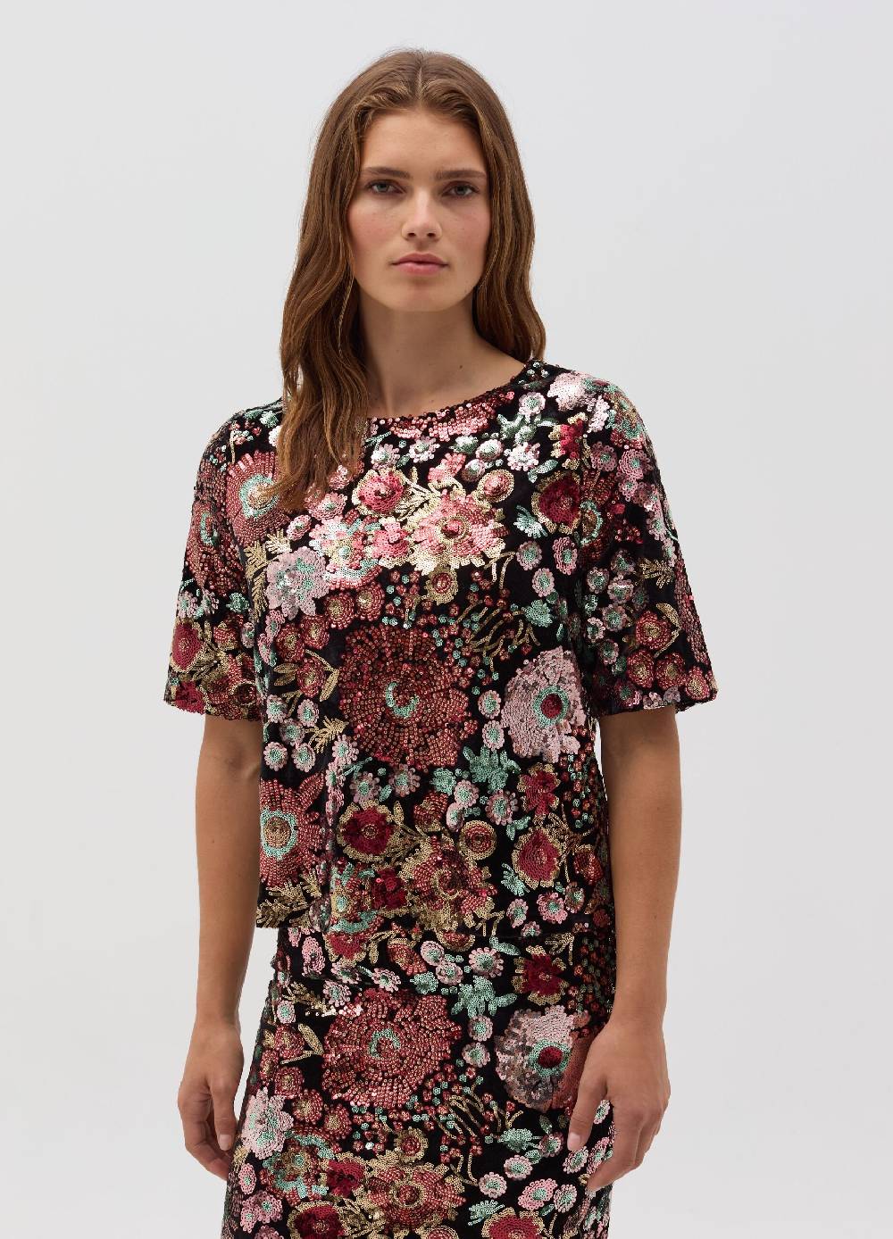 LULAH D. Maglia con disegno floreale in paillettes Nuovi prodotti