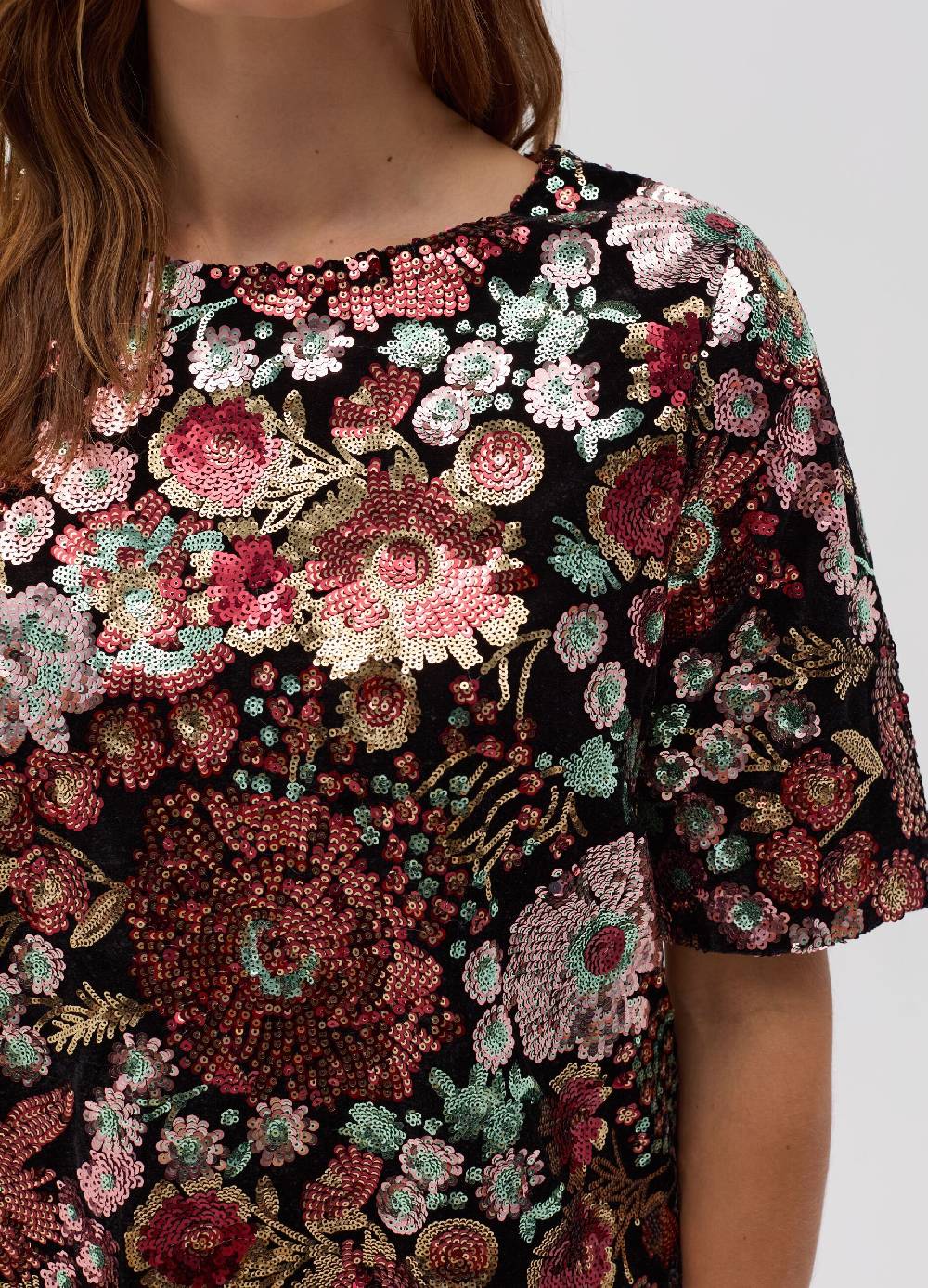 LULAH D. Maglia con disegno floreale in paillettes Nuovi prodotti