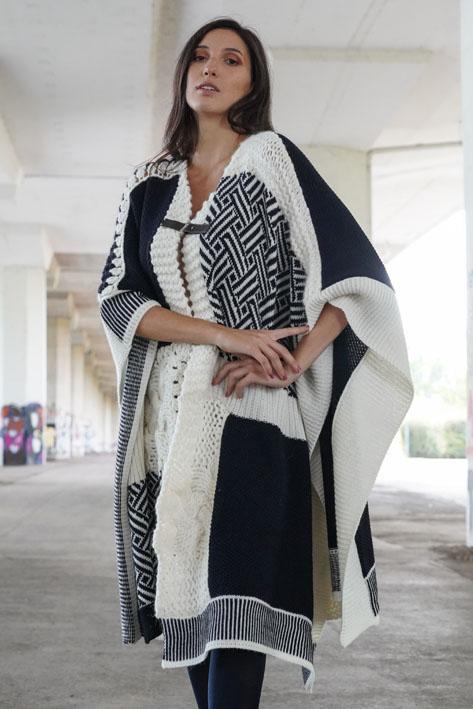 Tricot à Porter Cape In Vendita